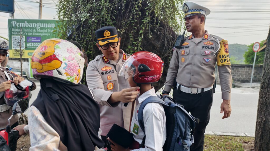 Polres Bontang Kampanyekan Keselamatan Anak, Beri Apresiasi Pengendara Motor Tertib di Jalan WhatsApp Image 2025 07 22 at 09.23.04 14de9988