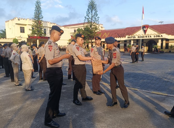 Wujud Solidaritas untuk Sesama, Sat Brimob Polda Kaltim Rutinkan Aksi Sedekah Rp.5000 untuk Setiap Personel WhatsApp Image 2025 07 24 at 13.43.48