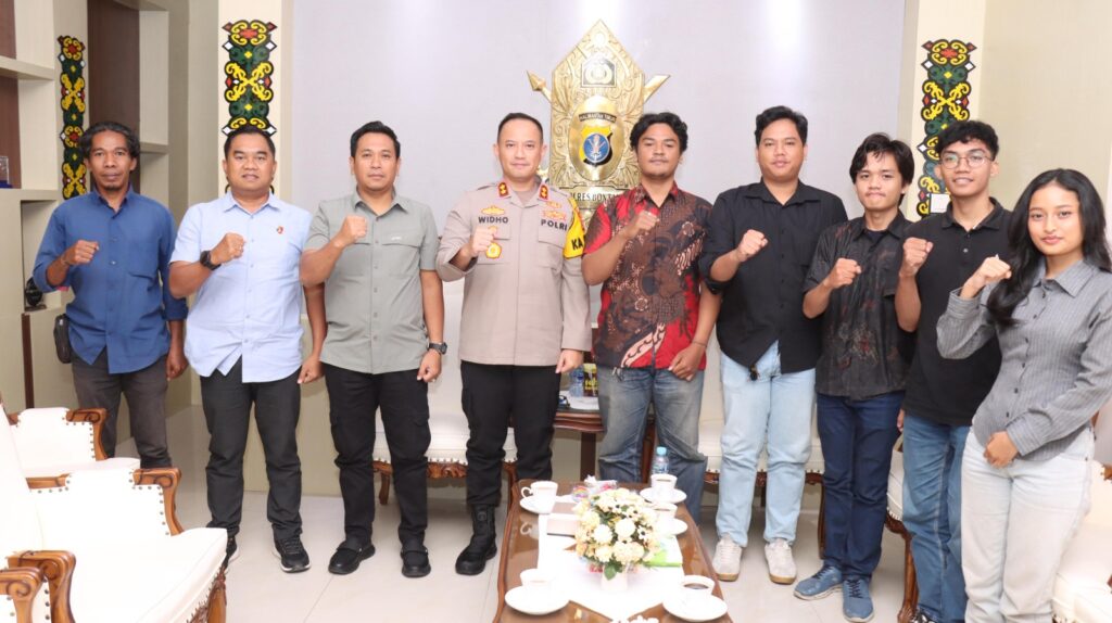 Kapolres Bontang Terima Kunjungan Himpunan Mahasiswa Bontang Cabang Balikpapan, Bahas Sinergi Pembangunan dan Sosial WhatsApp Image 2025 07 24 at 14.15.42