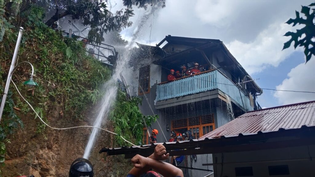 Dua Rumah Hangus Terbakar di Samarinda, Tim Respons Bencana Sat Brimob Polda Kaltim Gerak Cepat Bantu Padamkan Api WhatsApp Image 2025 07 25 at 13.43.29