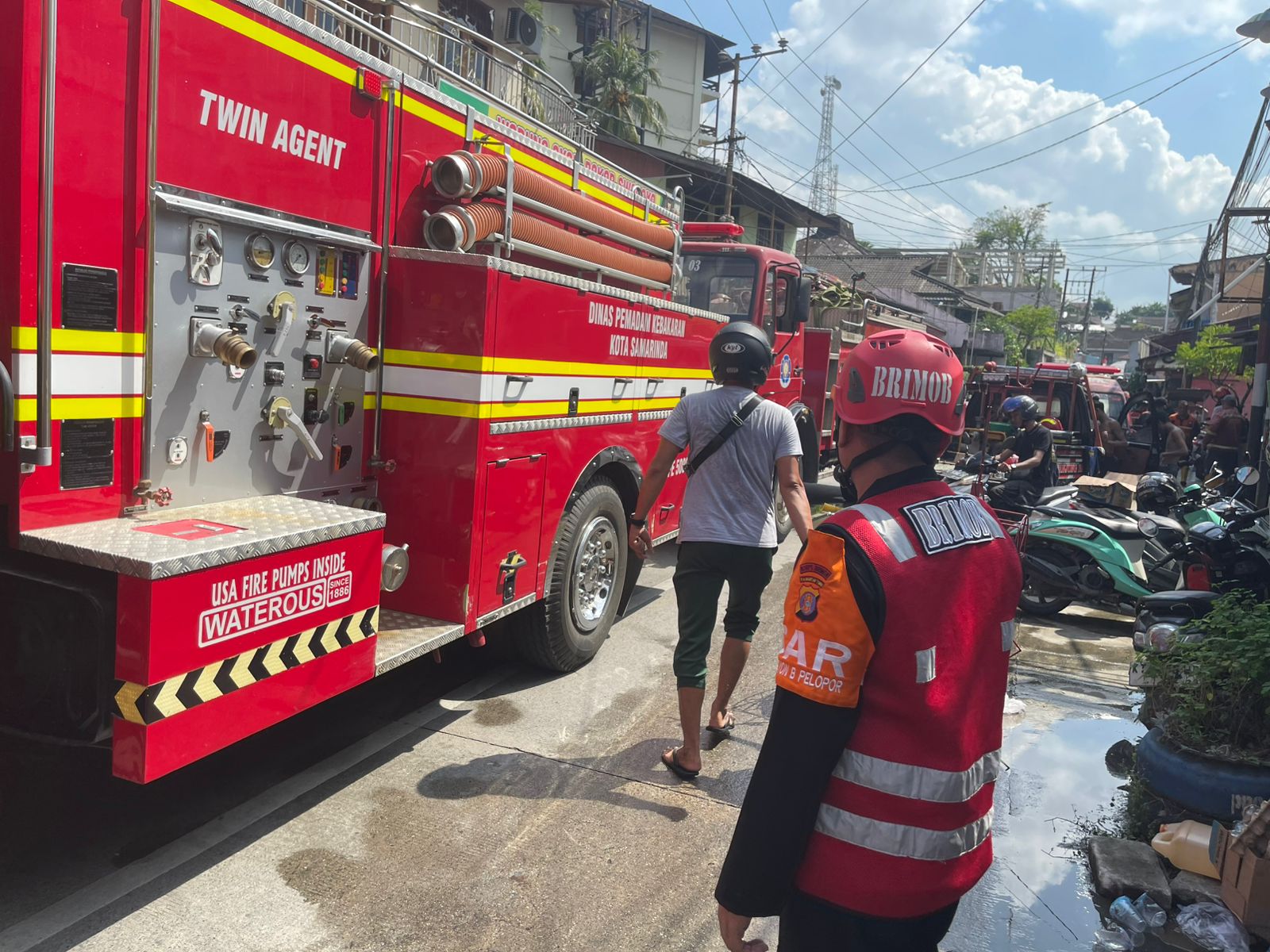 Dua Rumah Hangus Terbakar di Samarinda, Tim Respons Bencana Sat Brimob Polda Kaltim Gerak Cepat Bantu Padamkan Api 1 WhatsApp Image 2025 07 25 at 13.44.01
