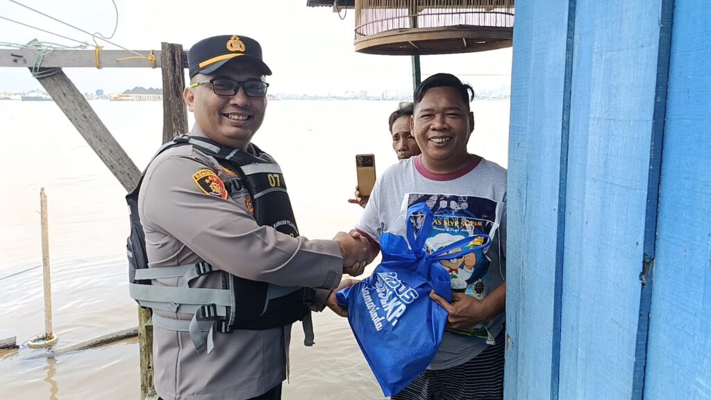 Kapolsek Kawasan Pelabuhan Samarinda Berbagi Sembako dan Beri Pesan Kamtibmas di Pesisir Sungai Mahakam WhatsApp Image 2025 07 25 at 14.06.22