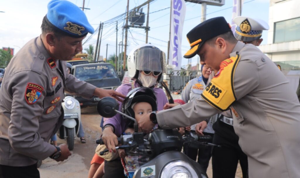 Ops.Patuh Mahakam 2025, Polres Kutim Ajak Masyarakat Tertib Berlalu Lintas Melalui Aksi Simpatik WhatsApp Image 2025 07 28 at 11.56.18
