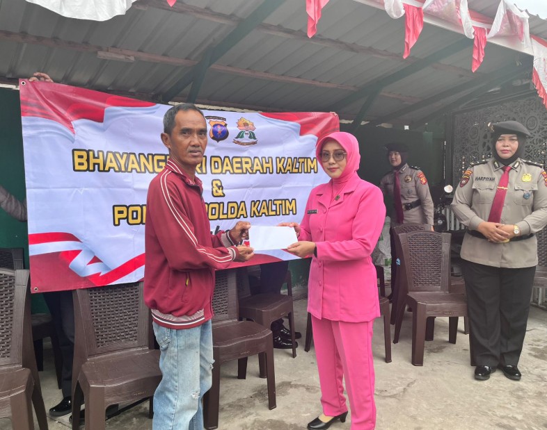 Polwan dan Bhayangkari Polda Kaltim Gelar Aksi Berbagi di Kelurahan Manggar Baru 1