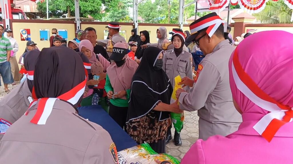 Polsek Palaran dan Bulog Samarinda Gelar Pasar Beras Murah dan Bagikan Bendera Merah Putih SMD