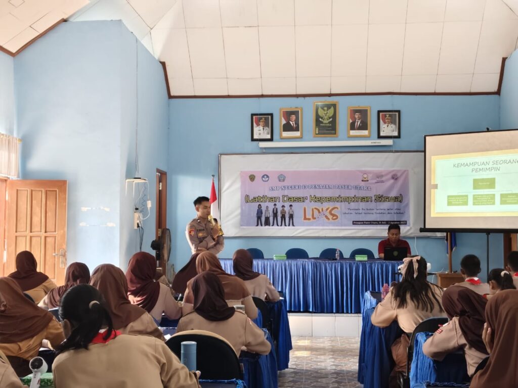 Police Goes To School, Polsek Waru Lakukan Penyuluhan Kepemimpinan dan Karakter Remaja di SMPN 13 PPU WhatsApp Image 2025 08 01 at 11.50.56