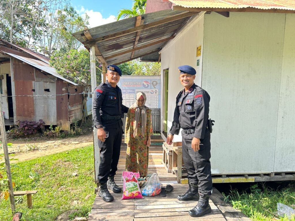 Jumat Berkah, Sat Brimob Polda Kaltim Bagikan Paket Sembako kepada Masyarakat yang Membutuhkan WhatsApp Image 2025 08 01 at 12.40.55