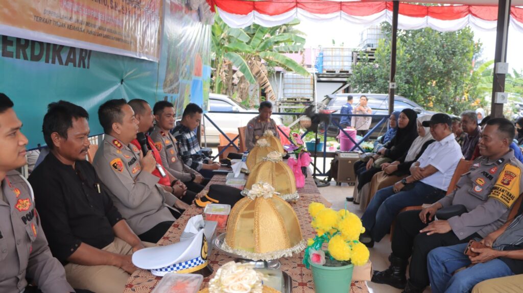 Pimpin Langsung Dialog ‘Jumat Curhat’ di Dusun Sidrap, Kapolres Kutim Dengarkan Langsung Keluhan-Keluhan Masyarakat WhatsApp Image 2025 08 01 at 13.26.02