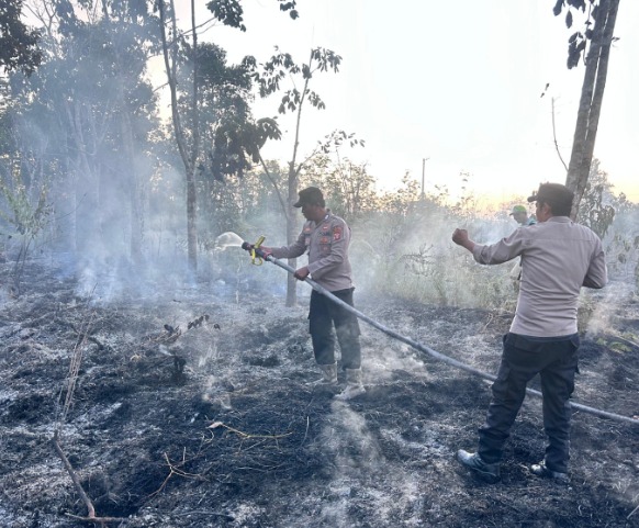 Gerak Cepat, Personel Polsek Long Iram Bersama Masyarakat Padamkan Kebakaran Hutan di Sukomulyo WhatsApp Image 2025 08 02 at 12.49.43
