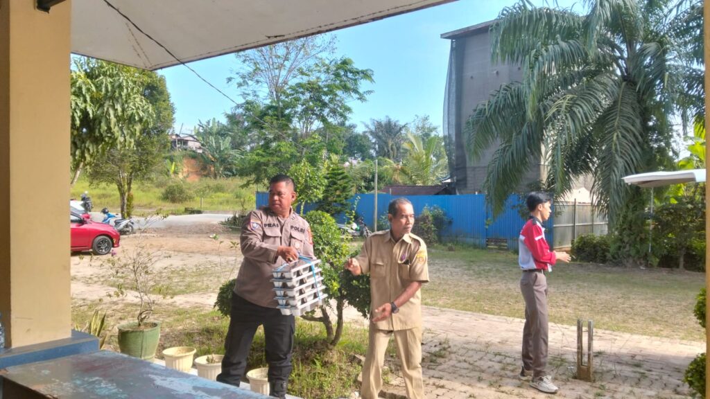 Bhabinkamtibmas Polsek Sungai Kunjang Dampingi Pelaksanaan Program Makan Bergizi Gratis di Sekolah WhatsApp Image 2025 08 03 at 09.21.40 d221d344