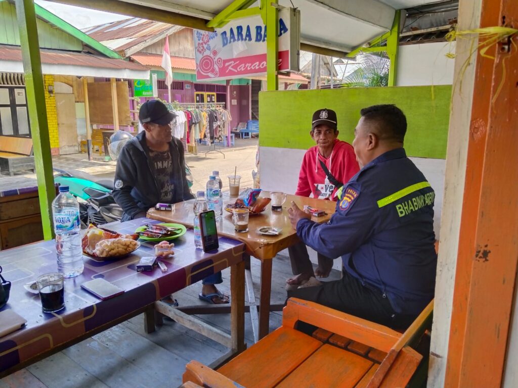 Bhabinkamtibmas Berbas Pantai Sambangi Warga RT 17, Ajak Warga Aktif Jaga Keamanan Lingkungan WhatsApp Image 2025 08 04 at 10.15.48 557fa980