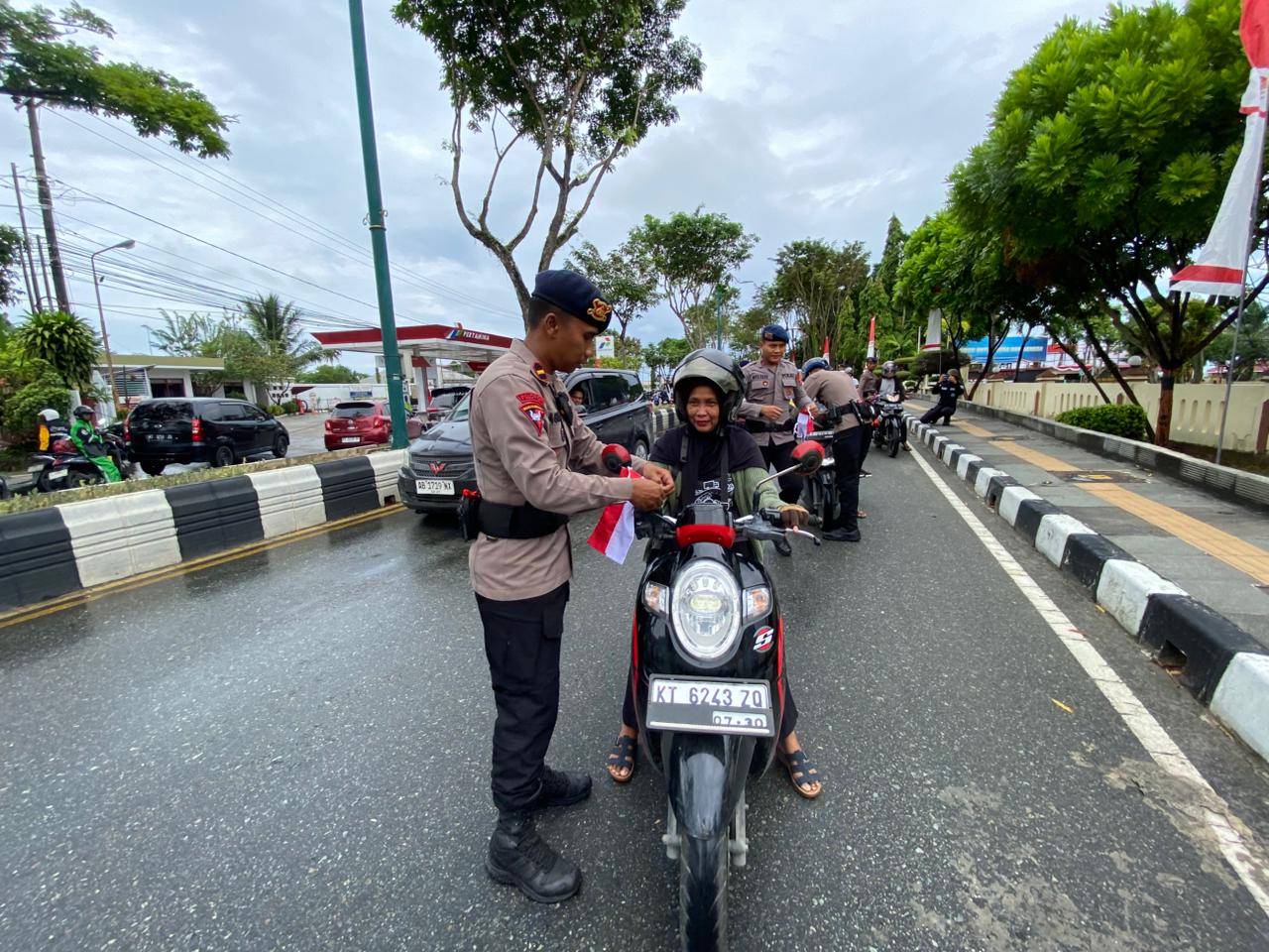 Gelar Aksi "Merah Putih untuk Negeri", Sat Brimob Polda Kaltim Bagikan 3.000 Bendera 1 WhatsApp Image 2025 08 05 at 12.33.31 1