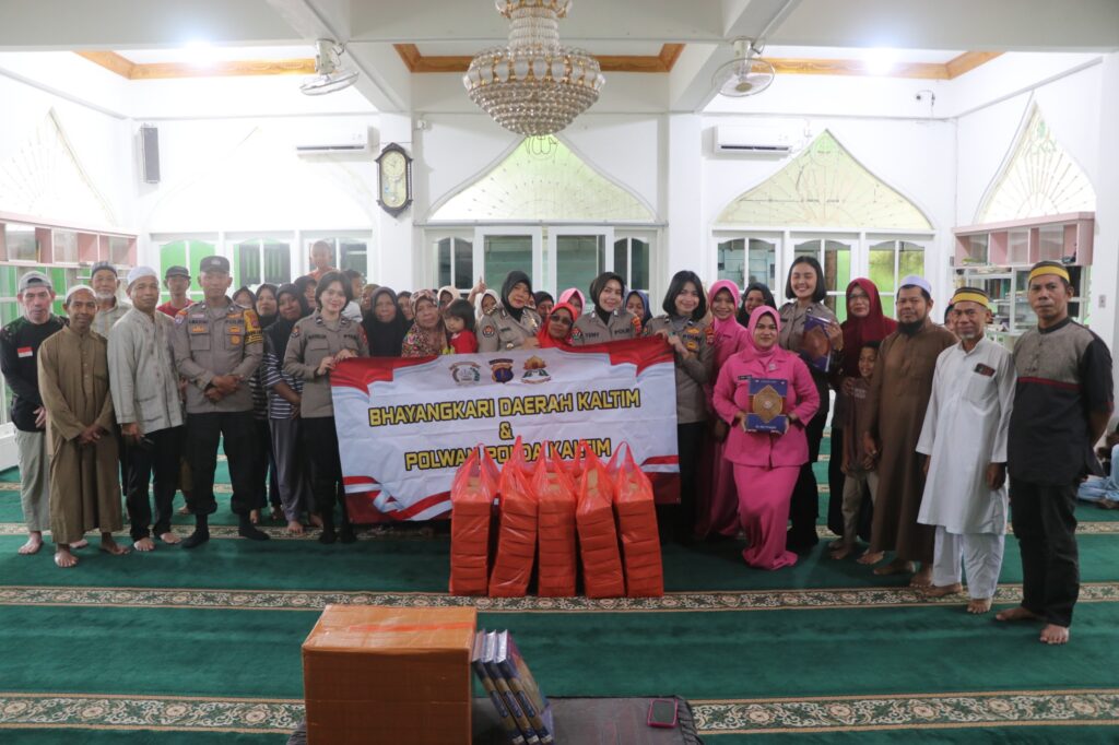 Bhayangkari dan Polwan Polda Kaltim Gelar Aksi Sosial Berbagi Nasi Kotak dan Al-Qur’an WhatsApp Image 2025 08 08 at 10.41.33 687251f1