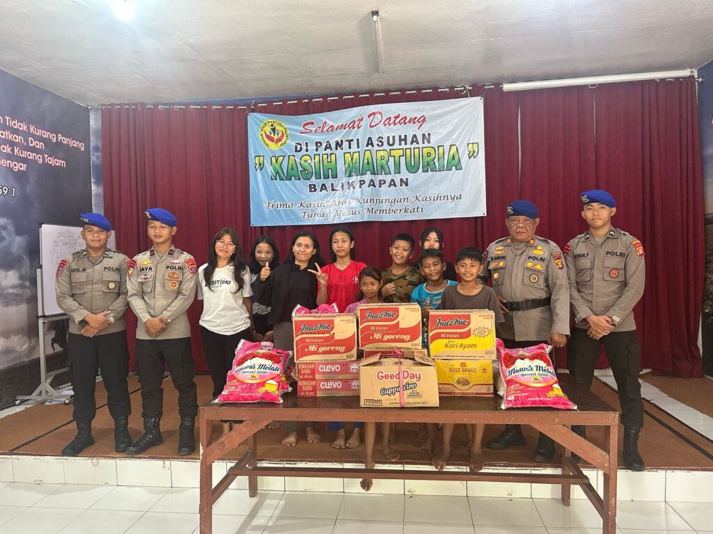 Berbagi Kasih, Ditpolairud Polda Kaltim Bagikan Paket Sembako untuk Anak-Anak Asuh di Gereja Bethel Indonesia WhatsApp Image 2025 08 09 at 11.35.59