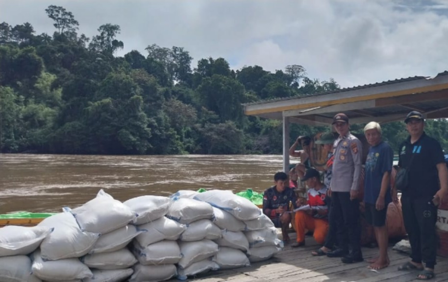 Polres Mahulu Bantu Distribusi Bantuan Logistik dari Pemprov Kaltim untuk Masyarakat Long Pahangai WhatsApp Image 2025 08 10 at 03.46.36