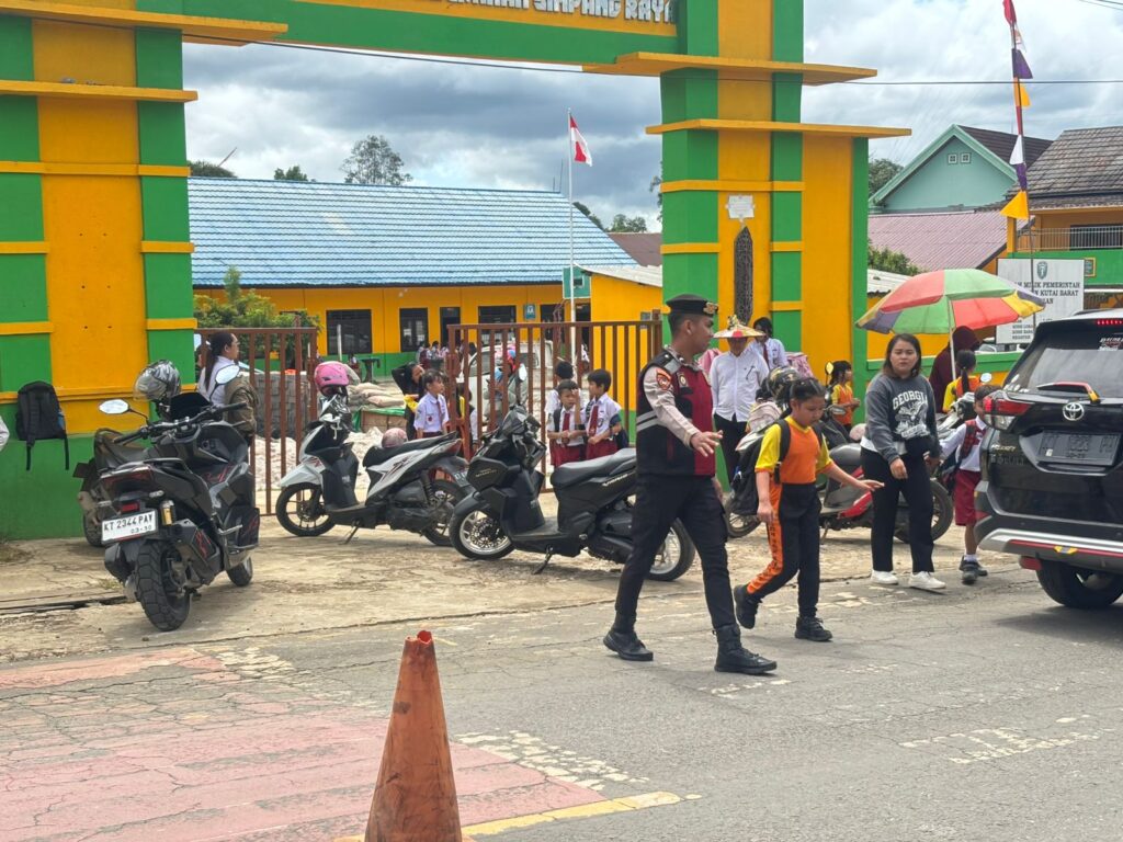 Satsamapta Polres Kutai Barat Amankan Lalu Lintas di Sekitar Sekolah, Jaga Keselamatan Pelajar WhatsApp Image 2025 08 12 at 08.40.03 4073e5d1