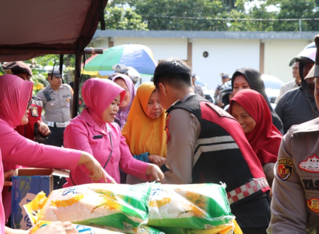 Polres PPU bersama Bulog Gelar GPM, Masyarakat Antusias Beli Beras Harga Murah di Pasar Induk Nenang WhatsApp Image 2025 08 14 at 12.16.30