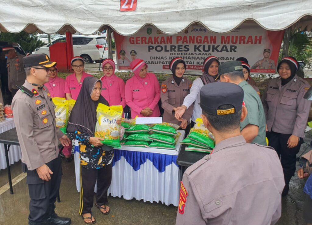 Sambut HUT RI ke-80, Polres Kukar dan Pemkab Gelar Pasar Murah Untuk Masyarakat WhatsApp Image 2025 08 14 at 12.16.31