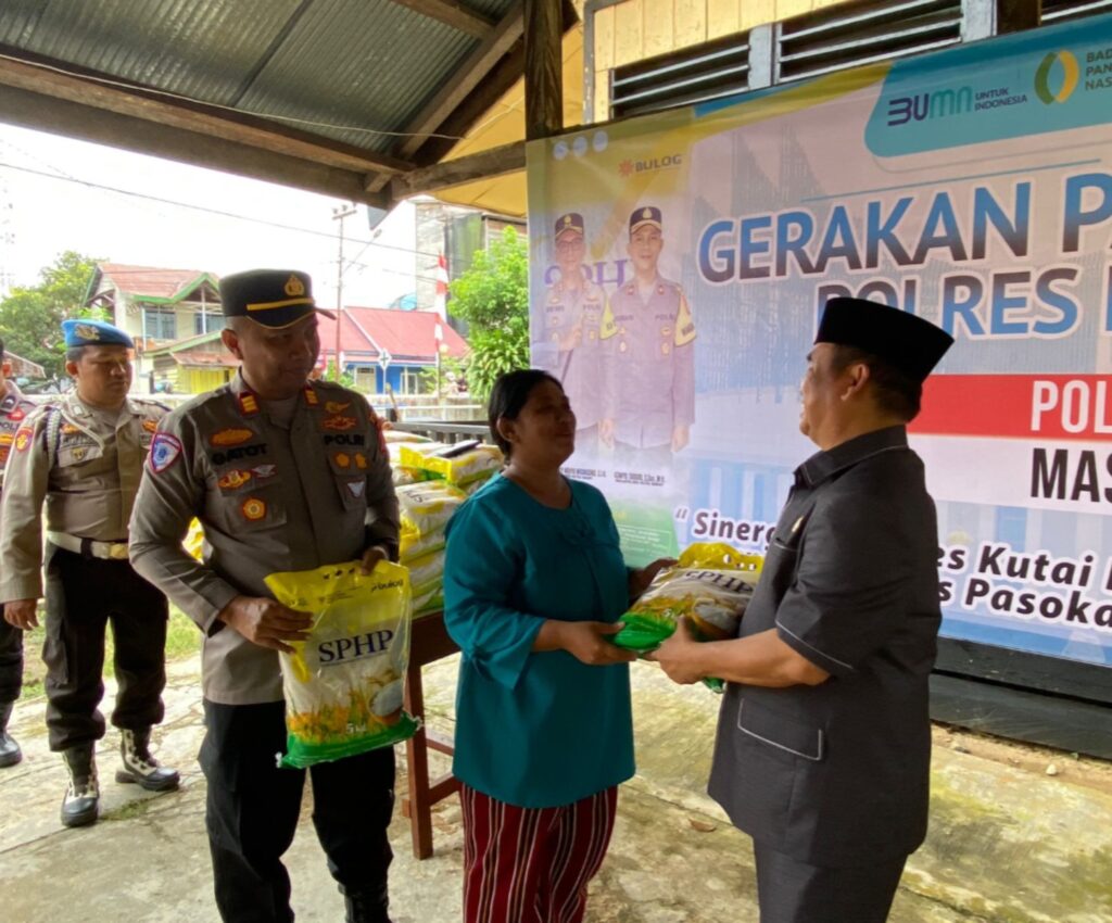 Polsek Melak Gelar Distribusi Beras Murah, Masyarakat Antusias WhatsApp Image 2025 08 14 at 12.16.35