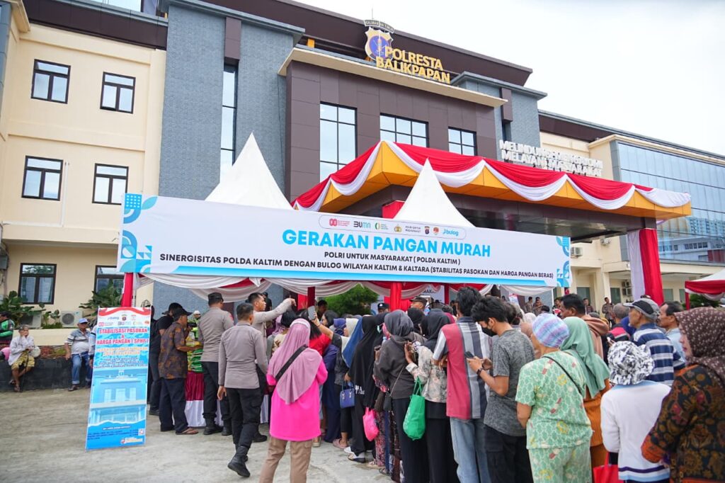 Polri Untuk Masyarakat: Polda Kaltim Gelar ‘Gerakan Pangan Murah’, Sediakan Paket Sembako dengan Harga Terjangkau WhatsApp Image 2025 08 14 at 13.51.32