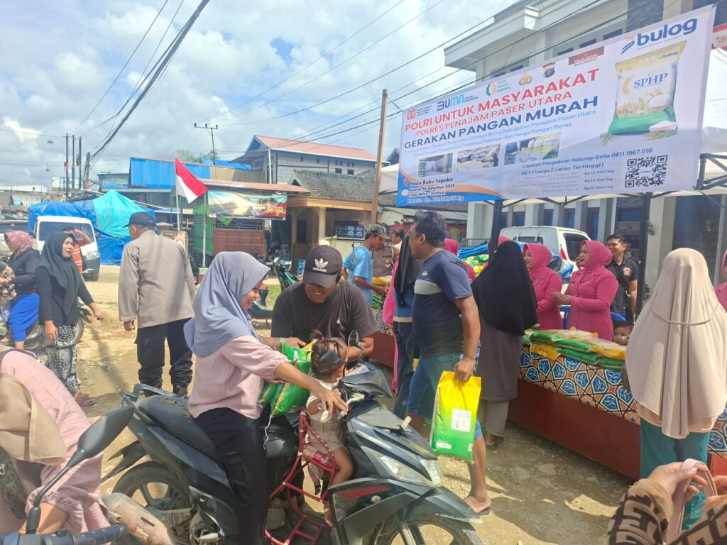 Polsek Sepaku dan Bulog Gelar Pangan Murah, Warga Sambut Antusias WhatsApp Image 2025 08 15 at 09.20.18 ee2a4b2c