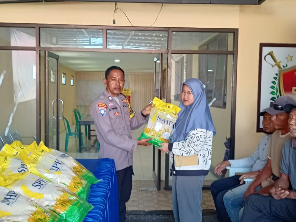 Gerakan Pangan Murah Polsek Anggana Diserbu Warga, 150 Kilogram Beras Habis Terjual WhatsApp Image 2025 08 16 at 10.10.47 a03f4843