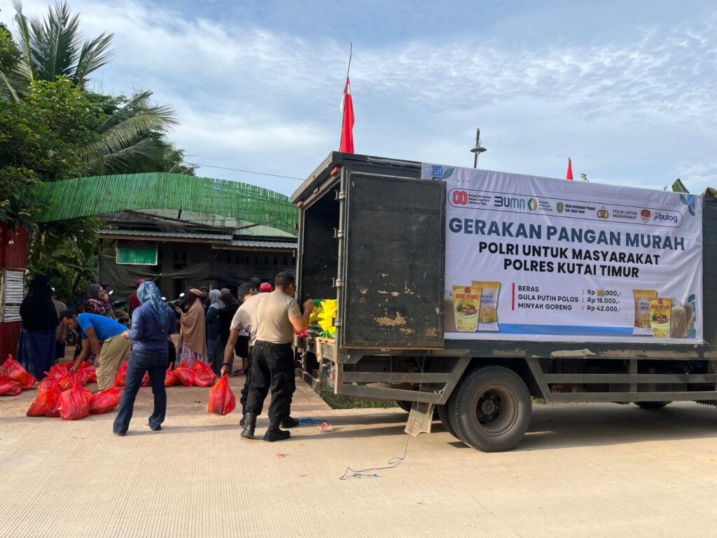 ‘Gerakan Pangan Murah’, Polres Kutim Distribusikan langsung Penjualan Beras SPHP kepada Masyarakat WhatsApp Image 2025 08 22 at 14.07.54