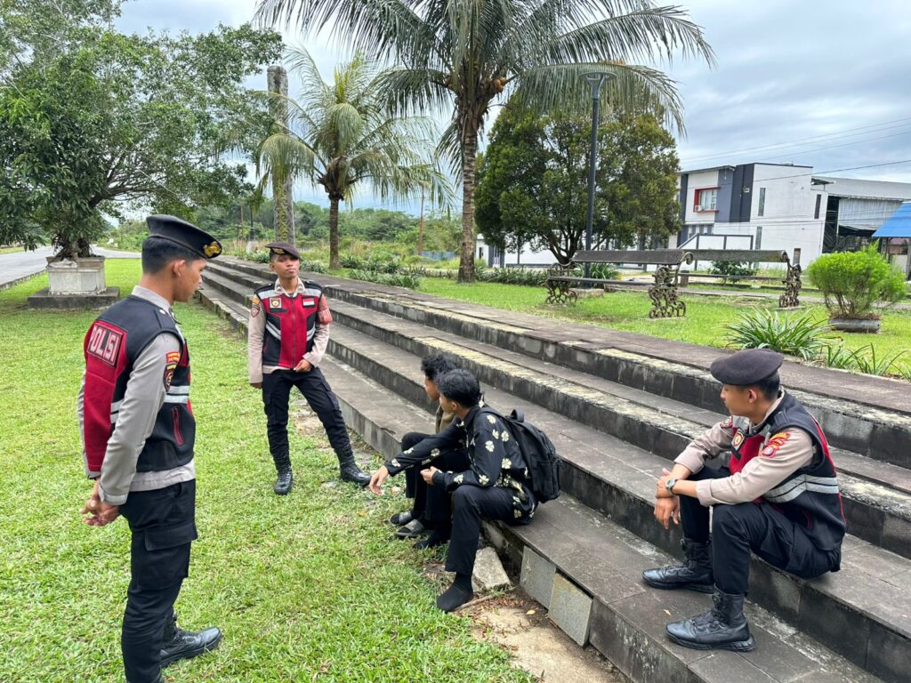 Personel Satsamapta Polres Kutai Barat Gencarkan Patroli Dialogis, Dekatkan Polisi dengan Warga WhatsApp Image 2025 08 23 at 11.33.41 c3577ce6