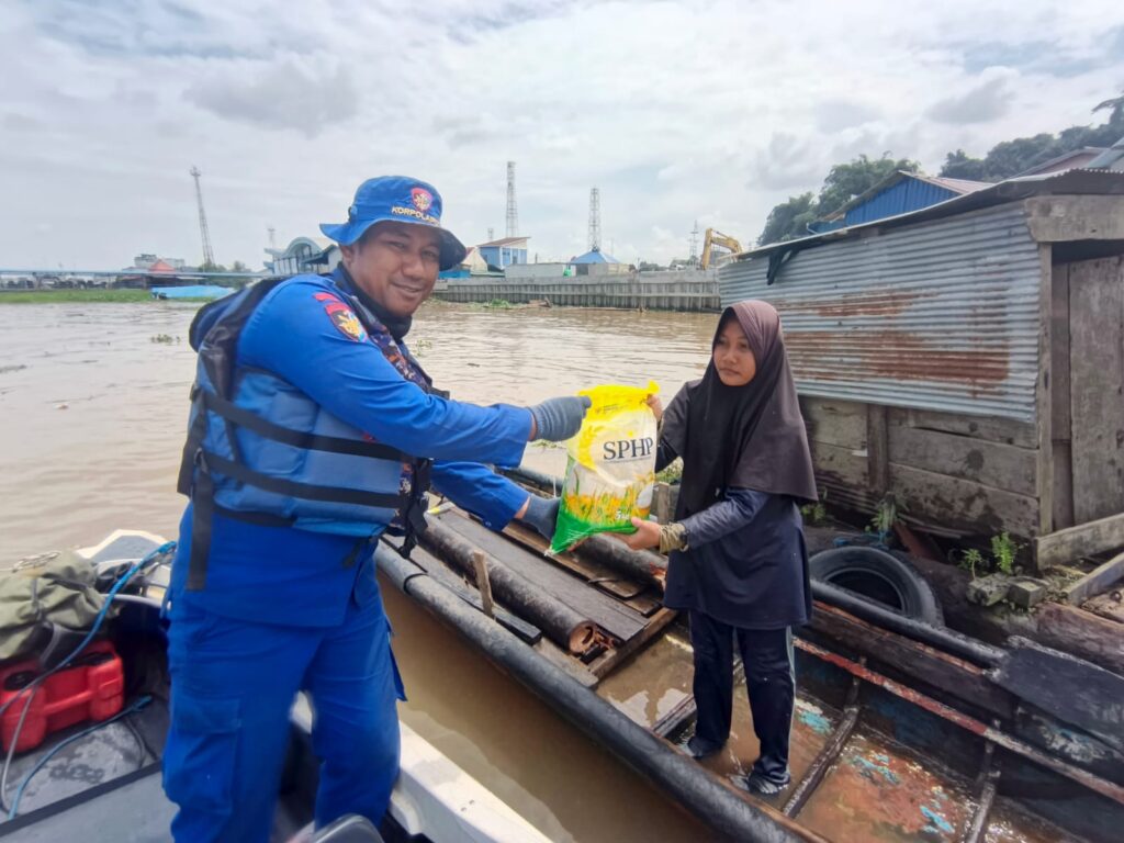 Satpolairud Polresta Samarinda Gelar Jumat Berbagi, Warga Pesisir Sungai Mahakam Terima Bantuan Sembako WhatsApp Image 2025 08 23 at 19.20.01 5d4cb57e