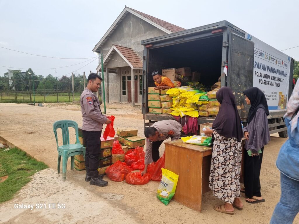 Polri Untuk Masyarakat, Polres Kutim Hadirkan Program Pangan Murah sampai Pelosok Desa WhatsApp Image 2025 08 25 at 12.44.36