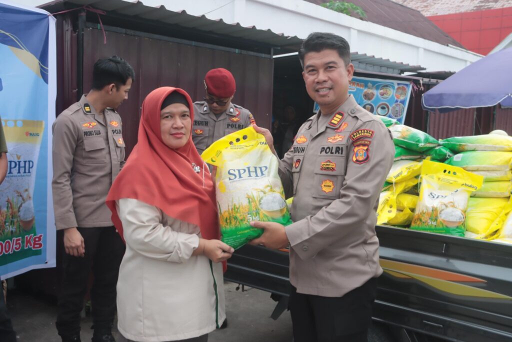 ‘Gerakan Pangan Murah’, Polresta Samarinda Salurkan 300 Karung Beras Murah di Pasar Lok Bahu WhatsApp Image 2025 08 26 at 12.05.43