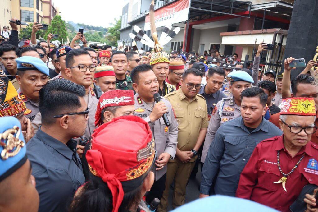Kapolda Kaltim Temui Langsung Massa Aksi Solidaritas Masyarakat Adat di Polres Kukar WhatsApp Image 2025 08 26 at 12.49.47