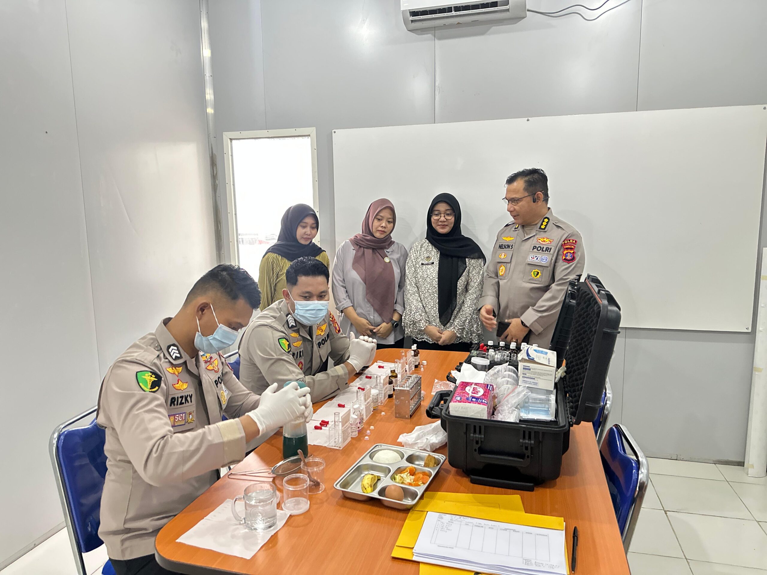 Kabid Dokkes Polda Kaltim Tinjau Food Safety Makanan di Gedung SPPG 1 WhatsApp Image 2025 08 26 at 12.49.52 scaled