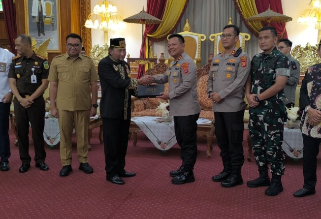 Pererat Sinergi Dengan Tokoh Adat, Kapolda Kaltim Silaturahmi ke Kesultanan Kutai Kartanegara WhatsApp Image 2025 08 26 at 12.58.09