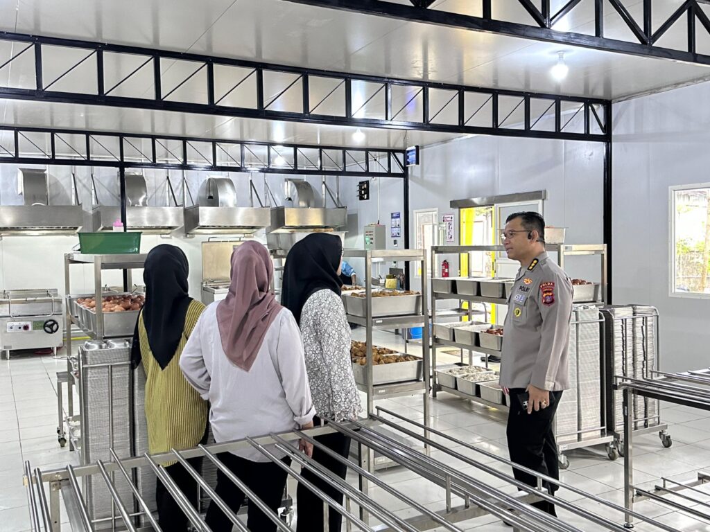 Kabid Dokkes Polda Kaltim Tinjau Food Safety Makanan di Gedung SPPG WhatsApp Image 2025 08 26 at 13.01.57