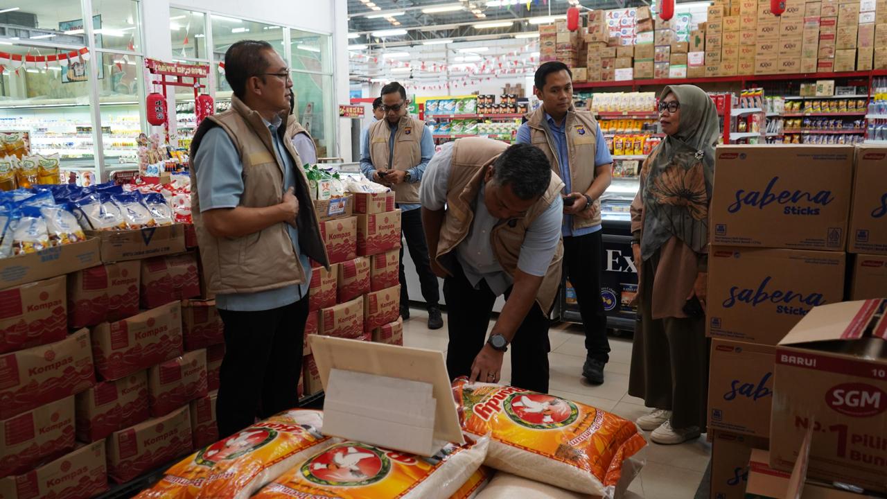 Ditreskrimsus Polda Kaltim Cek Stok dan Harga Beras Premium serta Distribusi SPHP di Balikpapan 2 WhatsApp Image 2025 08 26 at 20.15.01 51aaef60