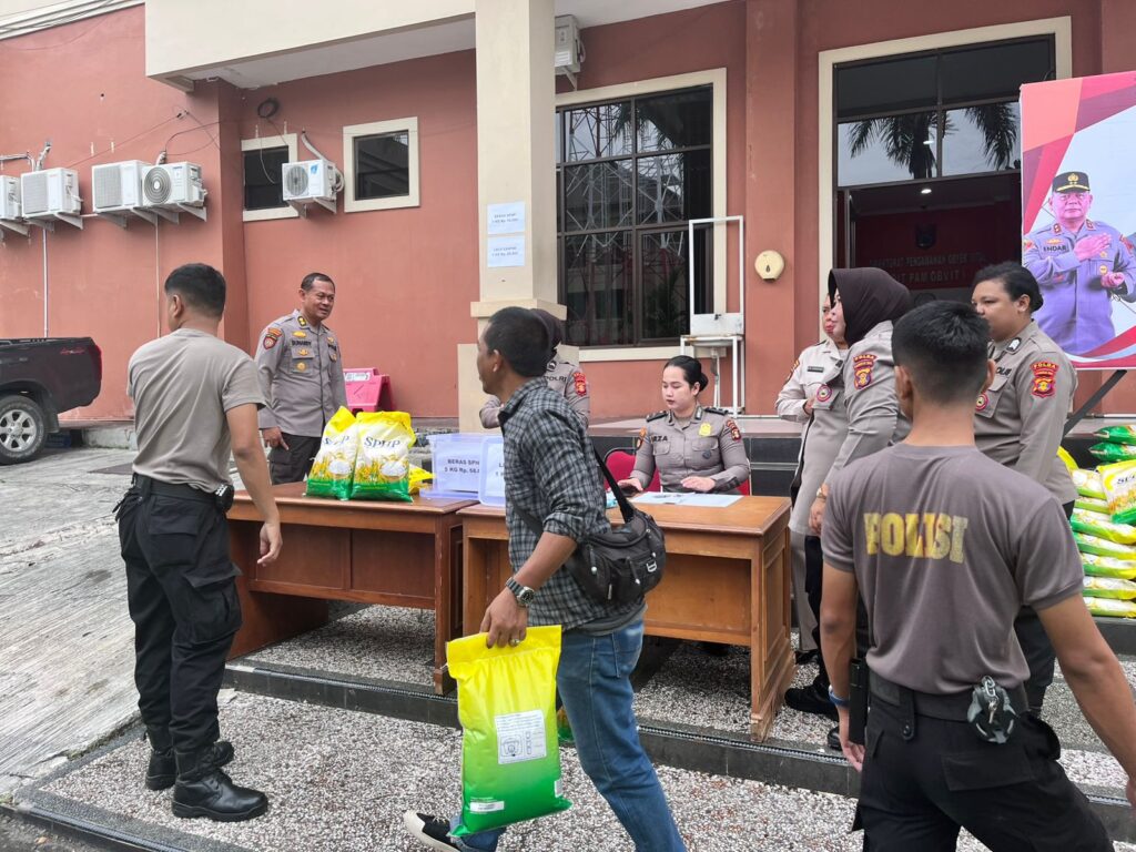 Ditpamobvit Polda Kaltim Gelar Gerakan Pangan Murah dan Penjualan Ikan Lele Hasil Panen Bioploc WhatsApp Image 2025 08 28 at 19.22.34