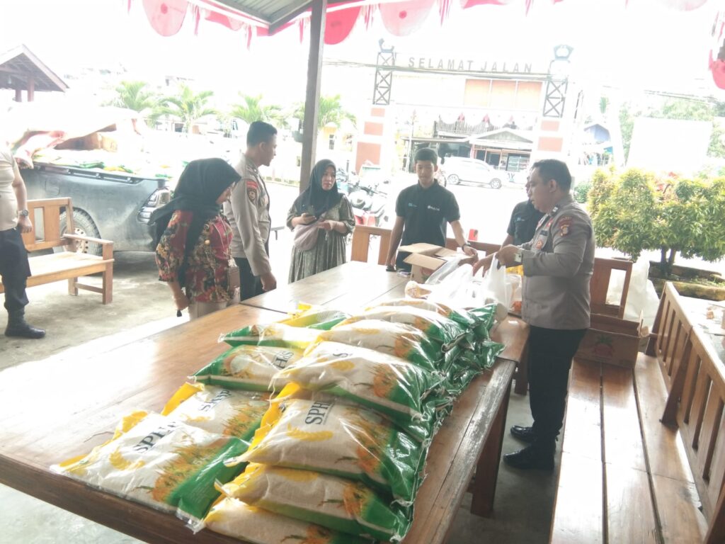 Gelar ‘Gerakan Pangan Murah’, Polsek Batu Sopang Salurkan Beras Terjangkau WhatsApp Image 2025 08 29 at 10.46.39 1