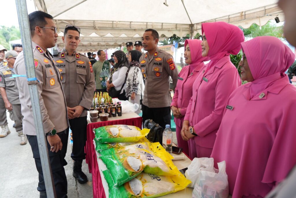 Dukung Daya Beli Masyarakat, Kapolres Kukar bersama Forkopimda Gelar Pasar Murah WhatsApp Image 2025 08 29 at 10.54.27