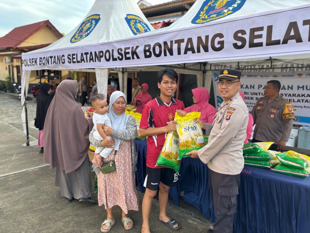 Warga Borong Beras SPHP di Pasar Pangan Murah Polsek Bontang Selatan WhatsApp Image 2025 08 29 at 11.50.13