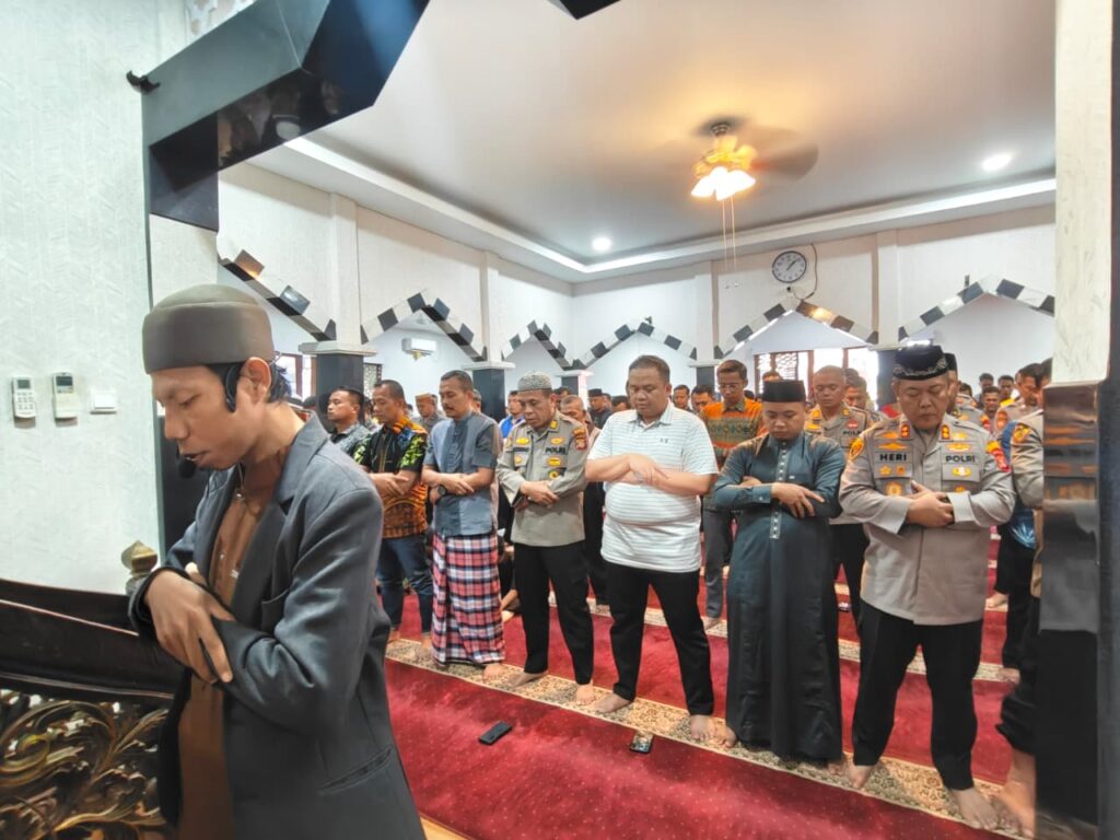 Polresta Samarinda Gelar Shalat Ghaib untuk Almarhum Affan Kurniawan WhatsApp Image 2025 08 29 at 16.59.41