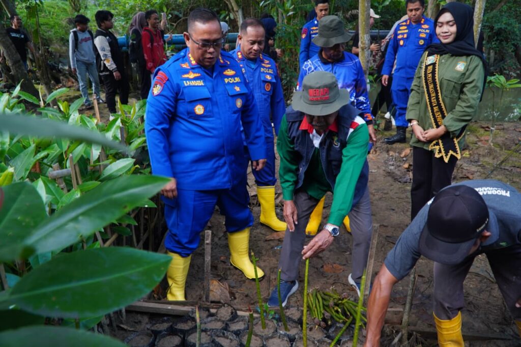 Ditpolairud Polda Kaltim Ajak Masyarakat Peduli Lingkungan Lewat Penanaman Mangrove WhatsApp Image 2025 08 29 at 17.00.26