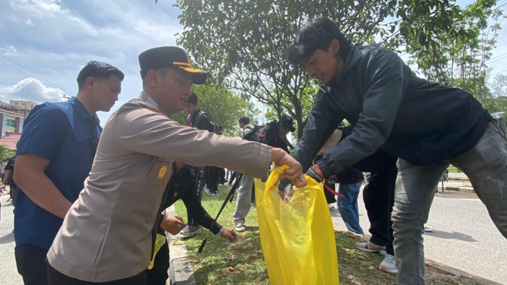 Aksi Unjuk Rasa Damai, Polres Berau bersama Mahasiswa Gotong Royong Bersihkan Sampah Seusai Demo WhatsApp Image 2025 09 02 at 11.46.59