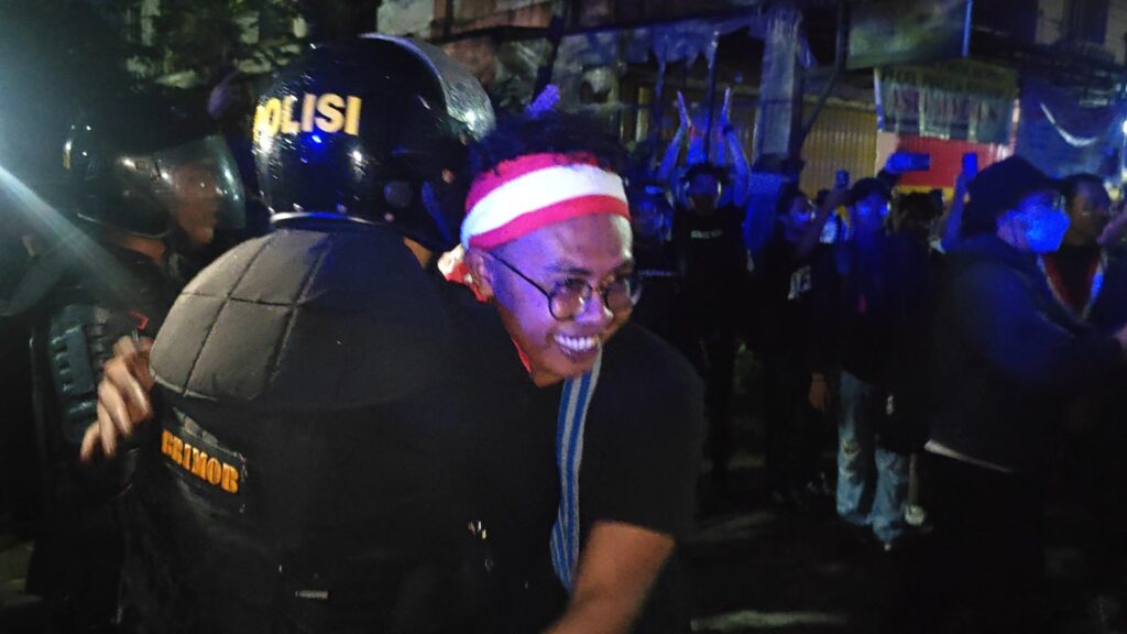 Melalui Pendekatan Humanis, Polresta Samarinda Kawal Aksi Damai di DPRD Kaltim WhatsApp Image 2025 09 02 at 11.53.45