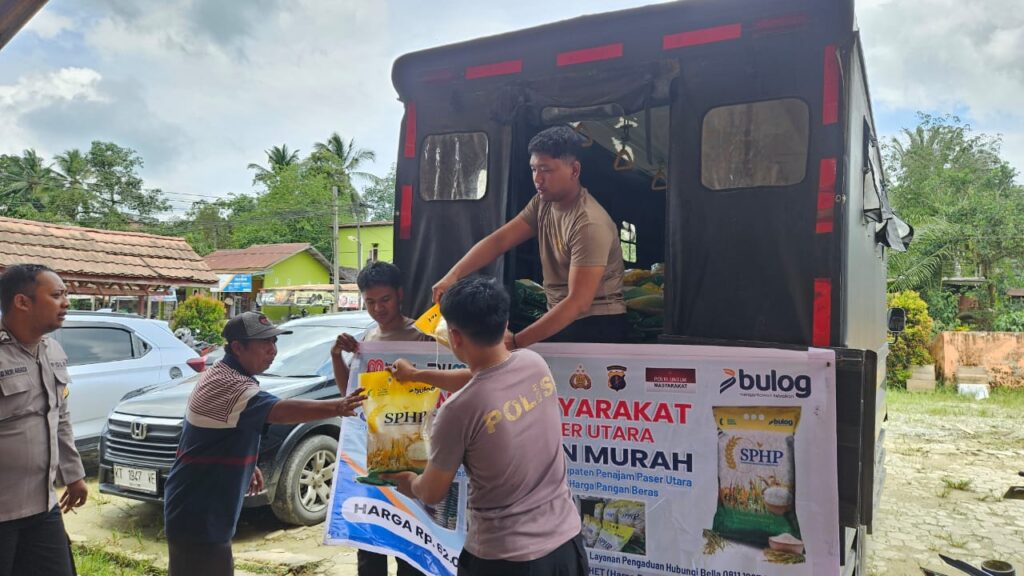 Polsek Penajam bersama Bulog Gelar Bazar Pangan, Ludes Diburu Masyarakat WhatsApp Image 2025 09 02 at 12.09.48
