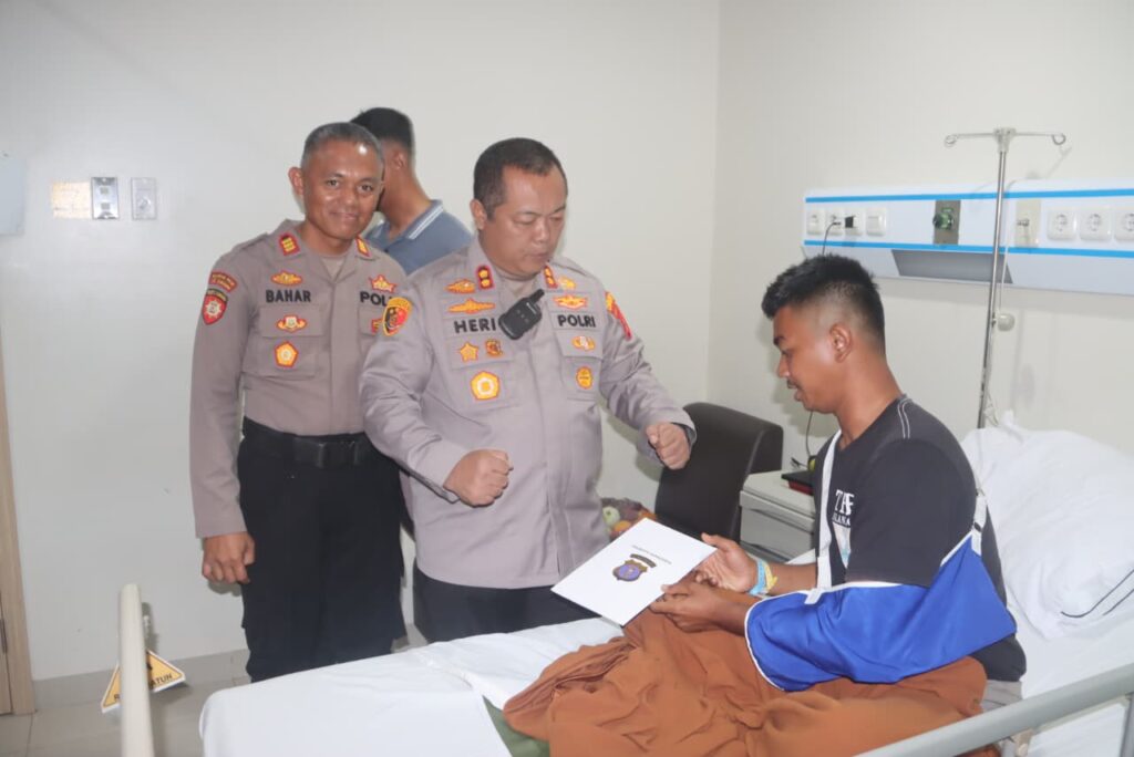 Tunjukkan Kepedulian, Wakapolresta Samarinda Jenguk Anggota yang Cedera Saat Pengamanan Aksi WhatsApp Image 2025 09 02 at 16.31.53