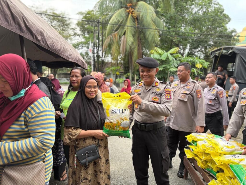 Ratusan Warga Loa Bakung Serbu Pasar Murah Sat Samapta Polresta Samarinda WhatsApp Image 2025 09 10 at 11.15.24