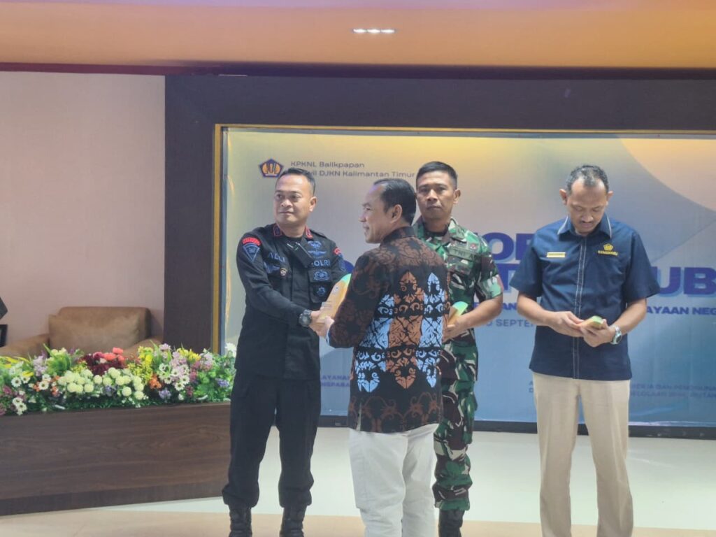 Sat Brimob Polda Kaltim Terima Penghargaan pada Forum Konsultasi Publik KPKNL Balikpapan WhatsApp Image 2025 09 11 at 13.17.49