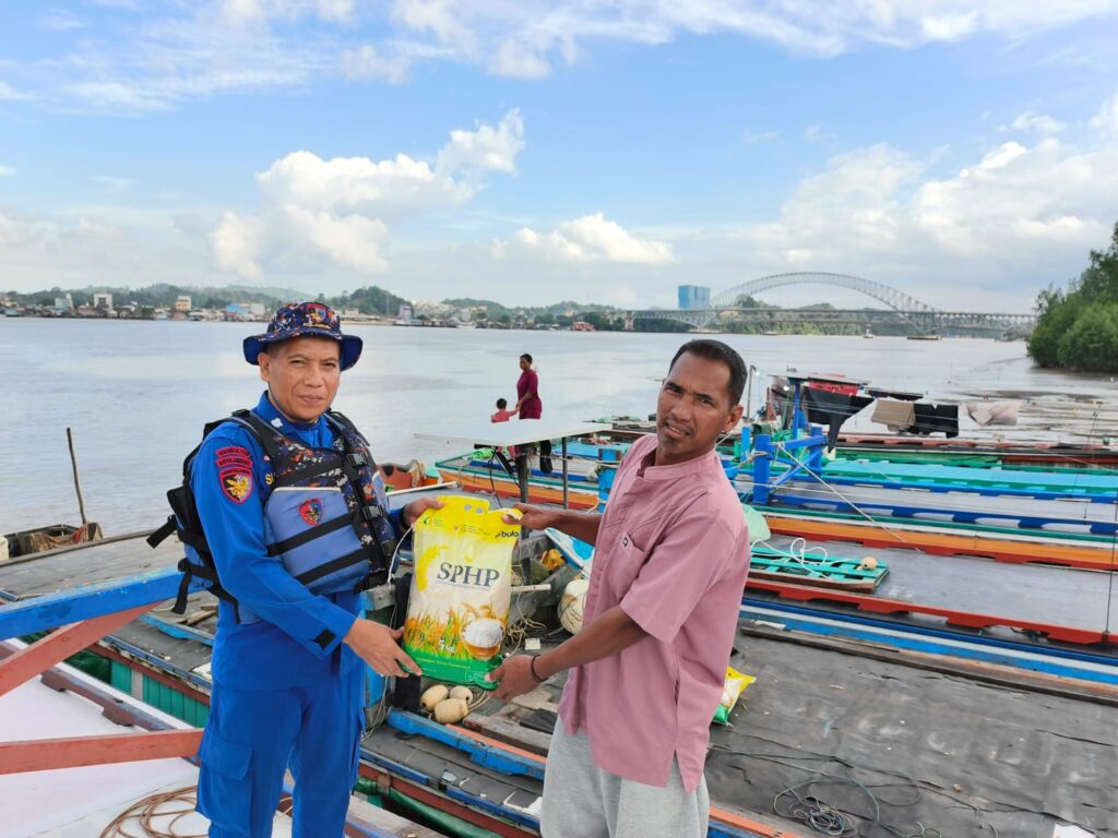 Sat Polairud Polresta Samarinda Gelar Bakti Sosial Jumat Berbagi di Pesisir Sungai Mahakam WhatsApp Image 2025 09 15 at 14.11.55
