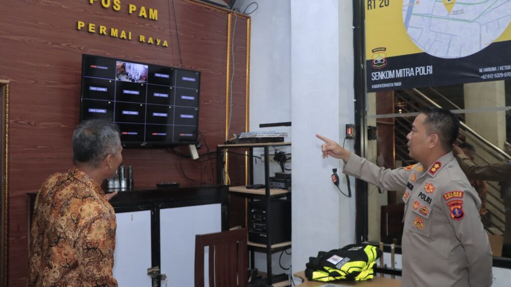 Ajak Masyarakat untuk Tingkatkan Kewaspadaan, Kapolres Kutim Sambangi Pos Kamling WhatsApp Image 2025 09 18 at 10.35.20